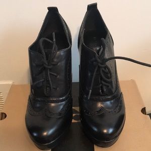 Le Chateau black Oxford bootie size 9